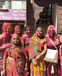 Gabriela and Claudia celebrating the Holi festival with Indian women