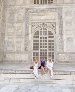 Gabriela, Sofia and Claudia in Taj Mahal