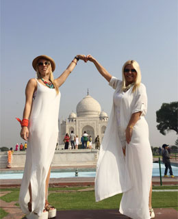Travel Astu Guests Sofia and Claudia in the Taj Mahal