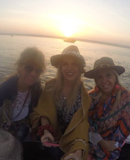 Gabriela, Sofia y Claudia Cavillon en río Ganges, Varanasi